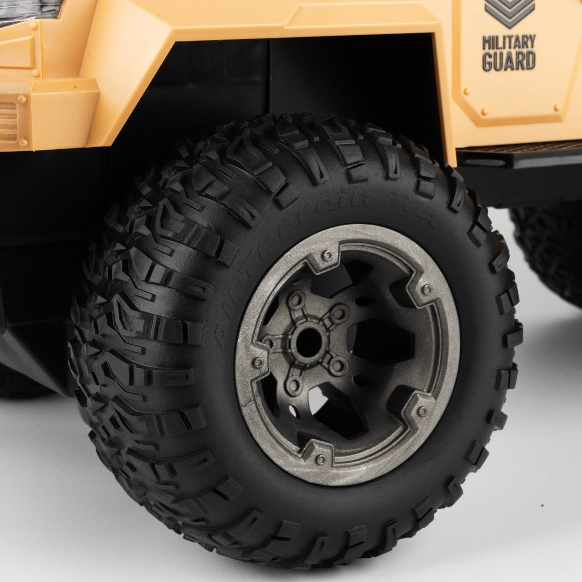سيارة الجيش Big Foot 1:8 (أصفر)
